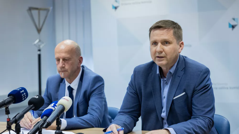 Ljubljana, DVK.Novinarska konferenca Drzavne volilne komisije (DVK) o poteku glasovanja na zakonodajnem referendumu o zakonu o dodatku k pokojnini za izjemne dosezke na podrocju umetnosti, ki bo 11. maja.Predsednik DVK Peter Golob in direktor sluzbe DVK Igor Zorcic.