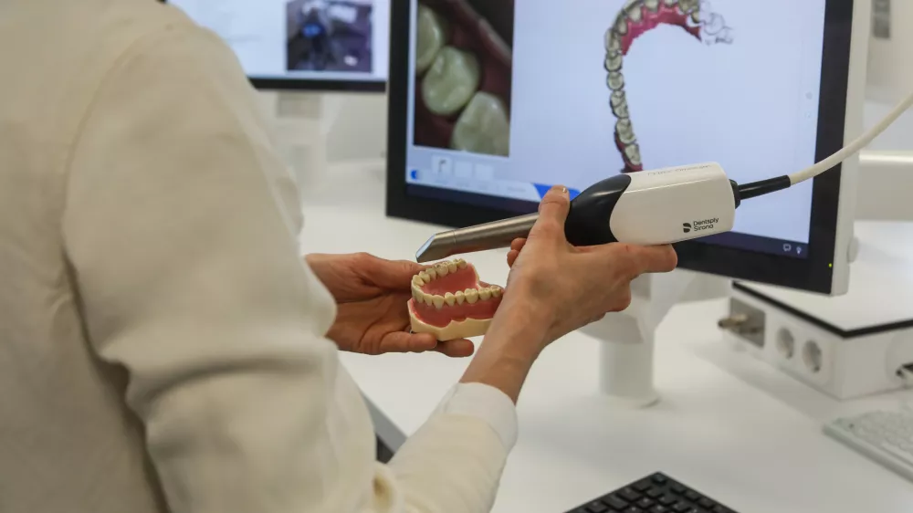 Za zobozdravstvo v domovih starej&scaron;ih lahko za zdaj skrbijo le zunanji izvajalci. Fotografija je simbolična. Foto: Bojan Velikonja