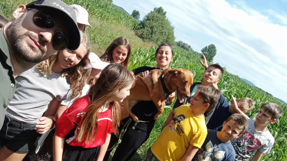  V četrtek 3. julija bodo mladi obiskali ljubljansko Zaveti&scaron;če in skozi voden ogled dobili vpogled v delo z zapu&scaron;čenimi živalmi. F Mladi zmaji