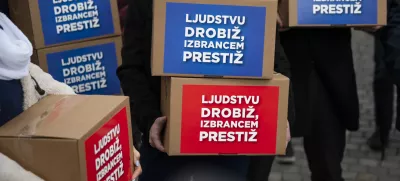 Ljubljana.Izjava za medije stranke SDS ob vlozitvi podpisov za referendum o dodatku k pokojnini za izjemne dosezke umetnikov.
