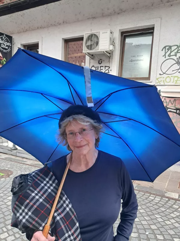 Andreja Gosti&scaron;a, pediatrinja Taksi uporabljam samo takrat, ko je to potrebno. Vedno uporabim isto podjetje in to je Taksi Metro. So solidni, vedno točni in ne predragi in jaz sem z njimi vedno zadovoljna. Glede prihoda tega Uberja ali kaj je že pa sem zadržana. Glede Američanov imam kar slab občutek, jaz imam raj&scaron;i da prevoze organizirajo domači fantje iz na&scaron;ih logov. Taksiji pri nas so dobri in res nimam občutka, da bi morali zdaj to delati neki tujci. 