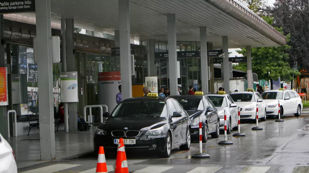 - Aerodrom Ljubljana - Letali&scaron;če Jožeta Pučnika Brnik - TAXI - taksisti - //FOTO: Tomaž Skale