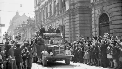 Množica s cvetjem pozdravlja partizansko vojsko, nekateri so se pripeljali s tovornjaki, Ljubljana, 9. maj 1945. Fotografija: Rudi Stopar, hrani Muzej novej&scaron;e in sodobne zgodovine SlovenijePOZOR, NI ZA PONOVNO OBJAVO BREZ DOVOLJENJA MNSZS!!!