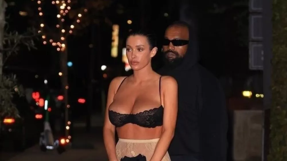 Kanye West je svojo ženo Bianco odpeljal na večerjo, ko je ta na sebi imela le nedrček in hlačne nogavice. S torbico si je prekrila golo mednožje. F instagram