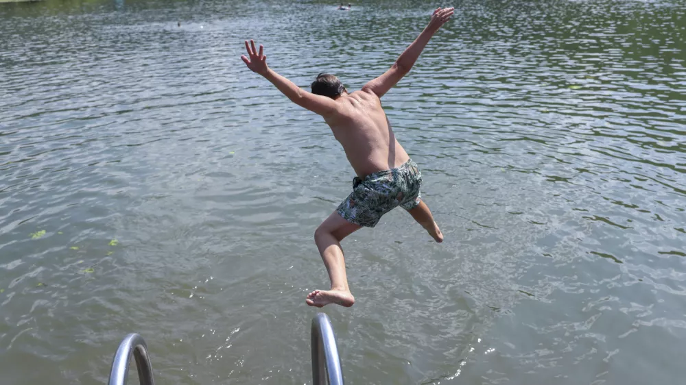 Nekateri dijaki se sku&scaron;ajo z obiskovanjem solarijev &raquo;pripraviti&laquo; na poletno izpostavljanje soncu. Kot opozarja stroka, so tovrstne predstave zmotne. Fotografija je simbolična. Foto: Jaka Gasar