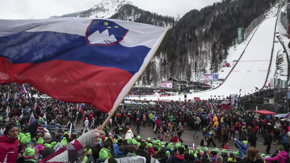 - skakalnica - letalnica bratov Gori&scaron;ek - navijači - slovenska zastava - 17.03.2016 - Planica 2016. - FIS Finale svetovnega pokala v smučarskih skokih - uradni trening in prva od &scaron;tirih tekem za svetovni pokal.- odpadla tekma iz Titisee Neustadta. - kvalifikacije ///FOTO: Luka Cjuha