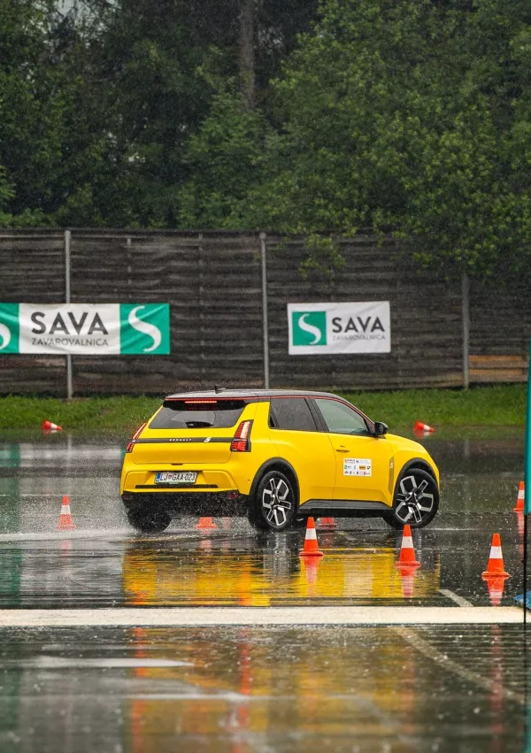 Močno deževje je poskrbelo za &scaron;e težje razmere. / Foto: Amzs/goran Kro&scaron;elj