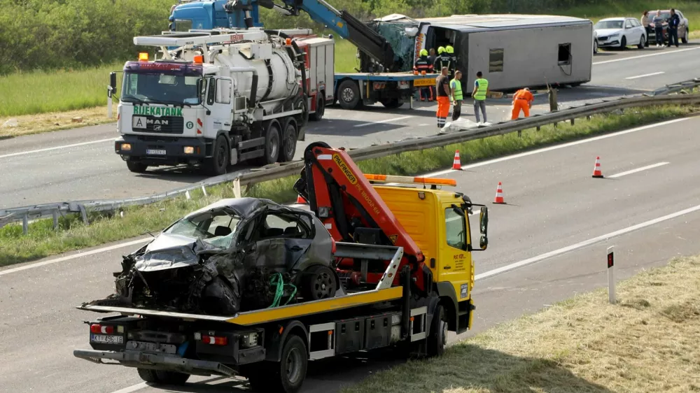 V trčenju avta in avtobusa na hrva&scaron;ki avtocesti sta umrli najmanj dve osebi. 
