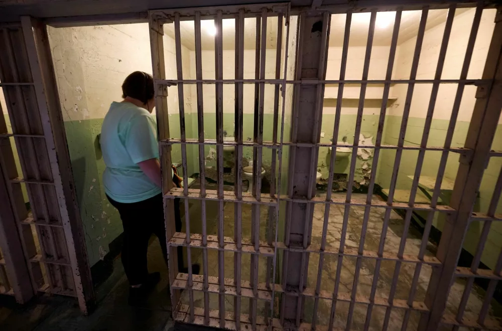 A tourist inspects the inside of a cell at Alcatraz Prison, a National Parks site located on Alcatraz Island in San Francisco Bay in San Francisco, California, U.S. May 5, 2025. REUTERS/Fred Greaves / Foto: Fred Greaves