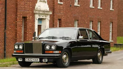 Camargue je bil velika dvovratna limuzina, katere dolžinska mera je bila zajetnih 5,17 metra. &Scaron;lo je za prvi povojni serijski avto, ki ga niso dizajnirali pri Rolls-Royceu. Ob predstavitvi leta 1975 je veljal za najdražji serijski avto na svetu, saj je v Nemčiji stal 246.400 mark. Foto: Reuters