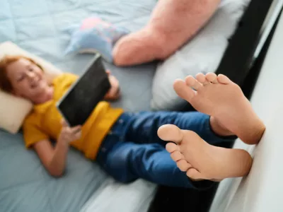 Mlada deklica s tablico v rokah / Foto: Istock