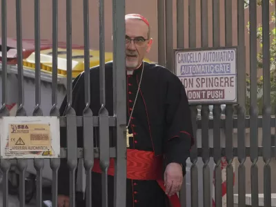 Cardinal Pierbattista Pizzaballa arrives in the New Hall of the Synod at the Vatican, Tuesday, May 6, 2025, the last time before the start of the conclave starting in the afternoon of Wenesday, May 7, when they will elect the successor of Pope Francis. (AP Photo/Gregorio Borgia)