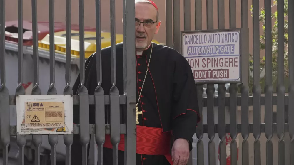 Cardinal Pierbattista Pizzaballa arrives in the New Hall of the Synod at the Vatican, Tuesday, May 6, 2025, the last time before the start of the conclave starting in the afternoon of Wenesday, May 7, when they will elect the successor of Pope Francis. (AP Photo/Gregorio Borgia)