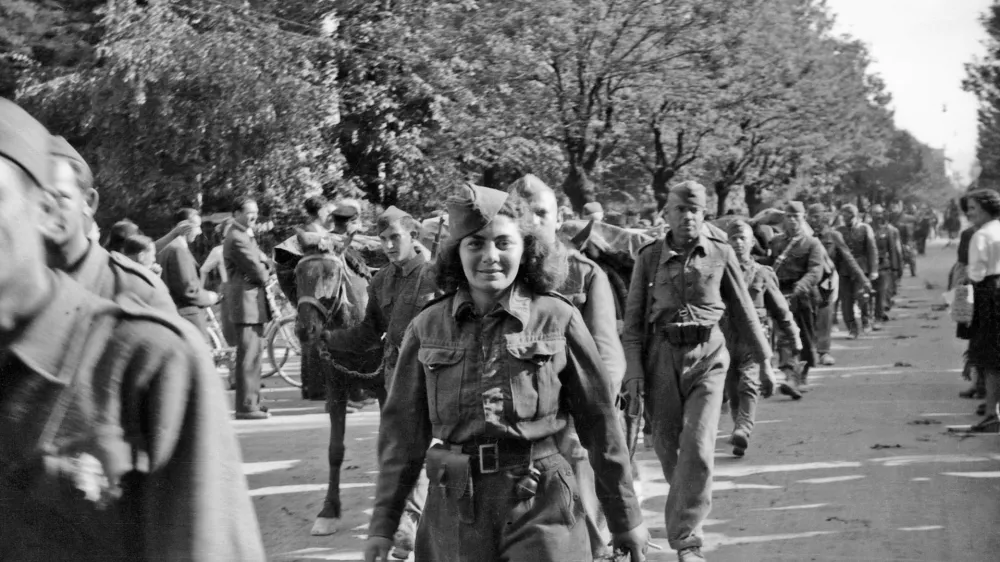 Prihod partizanske vojske v Ljubljano, 10. maj 1945. Fotografija: verjetno Viktor Stopar, hrani Muzej novej&scaron;e in sodobne zgodovine Slovenije. POZOR, NI ZA PONOVNO OBJAVO BREZ DOVOLJENJA MNSZS!!!