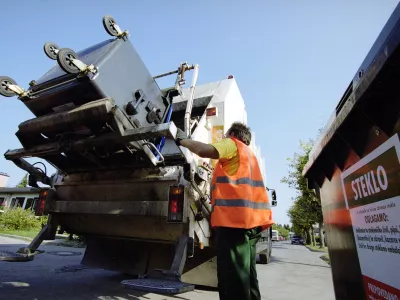 Nesreča se je zgodila pri pobiranju smeti s smetarskim tovornjakom. Fotografija je simbolična. Foto: Jaka Gasar

&nbsp;