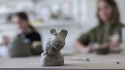 - oblikovanje gline - - 26.04.2023 &ndash; Studio Biskvit - Prvomajsko Biskvitovanje - počitni&scaron;ko kreativno varstvo za otroke med 6. in 14. letom //FOTO: Jaka Gasar