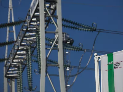 - električni daljnovod - električna napetost - visokonapetostni vod - sevanje - elektrifikacija - elektrika- 4.12.2013 - Nuklearna elektrarna Kr&scaron;ko - NEK je opremljena z Westinghousovim lahkovodnim tlačnim reaktorjem toplotne moči 2000 MW. Njena moč na pragu je 696 MW. Elektrarna je priključena na 400 kV omrežje za napajanje potro&scaron;nih sredi&scaron;č v Sloveniji in Hrva&scaron;ki.   //FOTO: Luka Cjuha