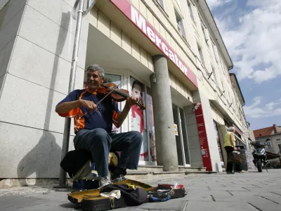 ulični glasbenik - trgovina Mercator- ﻿05.07.2014 Kranj - Mercator- simbolična fotografijaFoto: Tomaž Skale