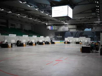 Ljubljana, Hala Tivoli.Predcasno glasovanje na zakonodajnem referendumu.