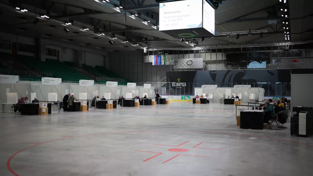 Ljubljana, Hala Tivoli.Predcasno glasovanje na zakonodajnem referendumu.