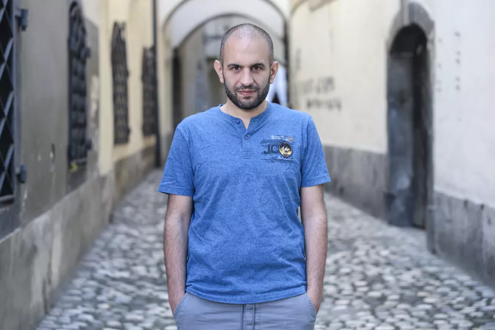 Adel-Naim Reyhani je poleg prostovoljstva podoktorski raziskovalec na Univerzi v Bologni za področje mednarodnega begunskega prava. Leta 2020 se je z ženo in dvema otrokoma z Dunaja preselil v Fužine. Foto:&nbsp;Jaka Gasar