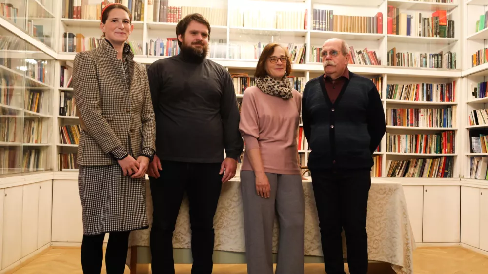 - Nata&scaron;a Kramberger, pisateljica in novinarka,- Muanis Sinanović, pisatelj, pesnik, kritik,- Barbara Korun, pesnica, pisateljica in esejistka,- Milan Dekleva, slovenski pesnik, pisatelj, dramatik, publicist, novinar, urednik, skladatelj in glasbenik.- 07.05.2025. - Predstavitev nominirancev za Cankarjevo nagrado 2025.//FOTO: Bojan Velikonja