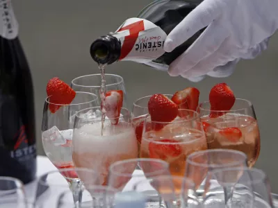 - ilustrativna fotografija - alkoholna pijača - koktajl - postrežba - &scaron;ampanjec Istenič - penina - jagode//FOTO: Tomaž Skale