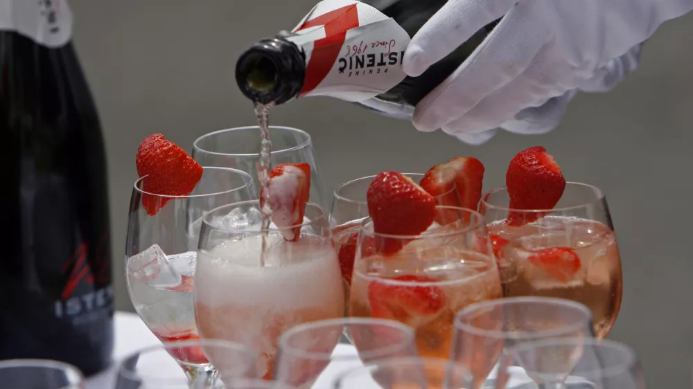 - ilustrativna fotografija - alkoholna pijača - koktajl - postrežba - &scaron;ampanjec Istenič - penina - jagode//FOTO: Tomaž Skale