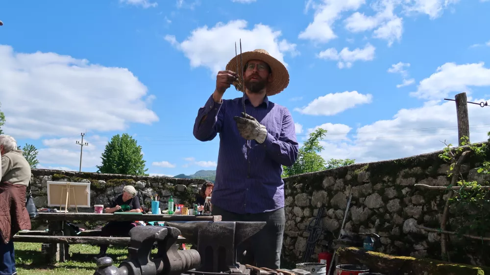 Lokovec, kova&scaron;tvo, oglarstvo, prižig kope miru, oglje, oglarska kopa, oglarjenje / Foto: Nata&scaron;a Bucik Ozebek