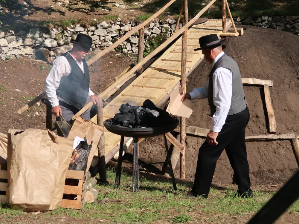 Lokovec, kova&scaron;tvo, oglarstvo, prižig kope miru, oglje, oglarska kopa, oglarjenje / Foto: Nata&scaron;a Bucik Ozebek