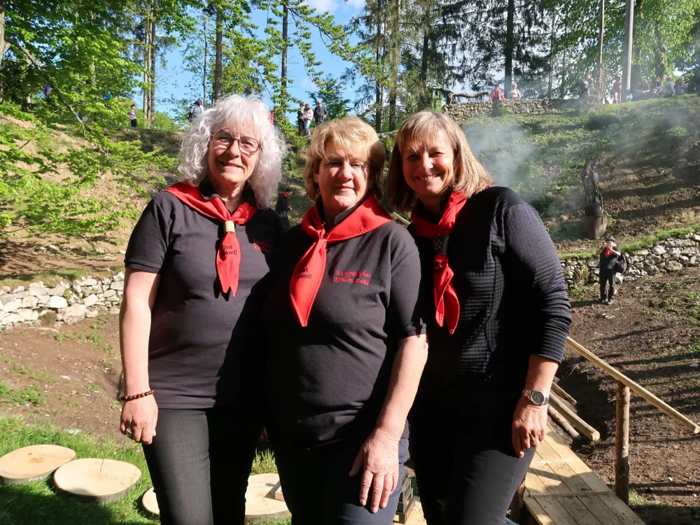 Lokovec, kova&scaron;tvo, oglarstvo, prižig kope miru, oglje, oglarska kopa, oglarjenje / Foto: Nata&scaron;a Bucik Ozebek