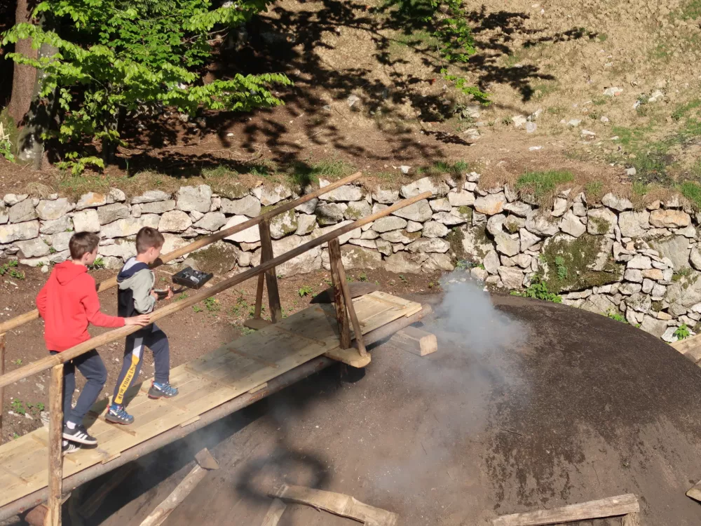 Lokovec, kova&scaron;tvo, oglarstvo, prižig kope miru, oglje, oglarska kopa, oglarjenje / Foto: Nata&scaron;a Bucik Ozebek
