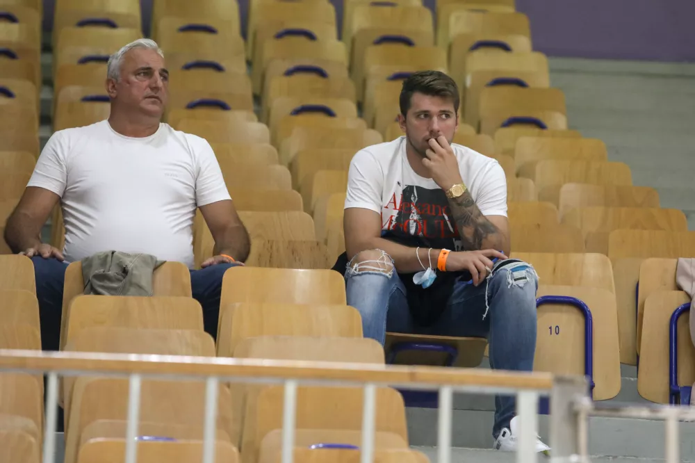 Sa&scaron;a in Luka Dončič- 17.09.2021 koarka Cedevita Olimpija: Krka, superpokal Slovenije 2021 v Hali Tivoli - Koarkarji Cedevita Olimpije so z 78:71 (22:16, 34:36, 58:52) premagali Krko in postali zmagovalci superpokala 2021 //FOTO: Luka Cjuha. / Foto: Luka Cjuha