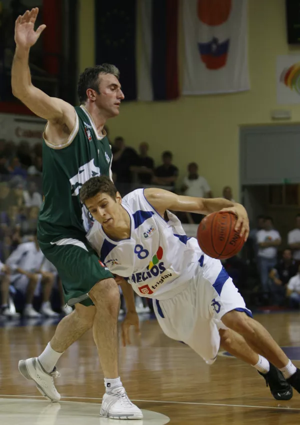 Sa&scaron;a Dončič in Jernej Mihalič, - ko&scaron;arka - Helios: Union Olimpija- liga UPC finale, 4. tekma: - ko&scaron;arkarji Uniona Olimpije so izkoristili prvo priložnost v boju za naslov državnega prvaka, saj so v Domžalah v četrti finalni tekmi premagali domači Helios s 84:60 (21:22, 43:28, 65:43) in tako prvi pri&scaron;li do tretje zmage. Ljubljančani so tako že 14. osvojili domače prvenstvo, pokal pa so prejeli prav iz rok Domžalčanov./FOTO: Jaka AdamičOPOMBA: ZA OBJAVO V ČASOPISU DNEVNIK / Foto: Jaka Adamič