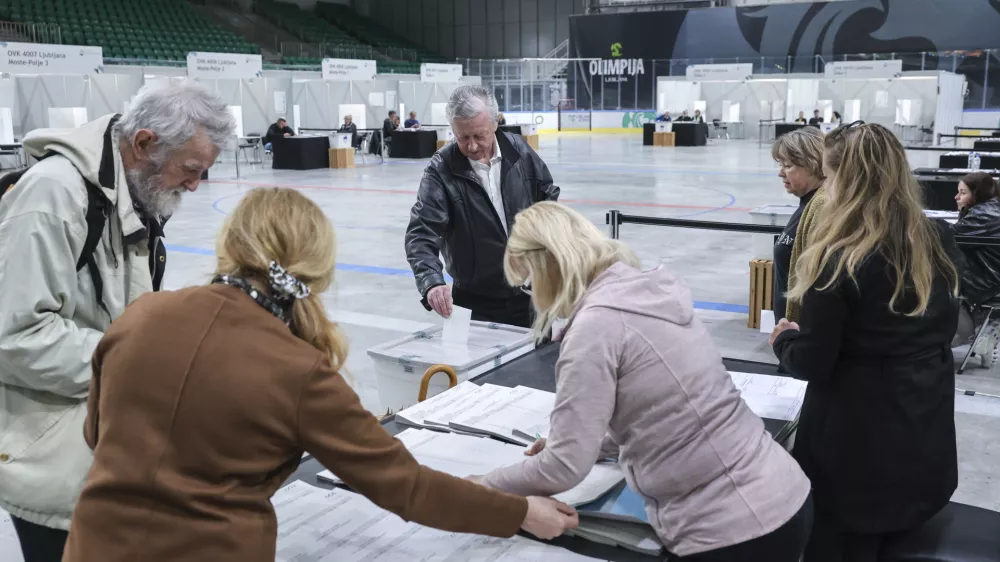 - 07.05. 2025 - predčasne volitve - referendum - voli&scaron;če Omnia//FOTO: Jaka Gasar