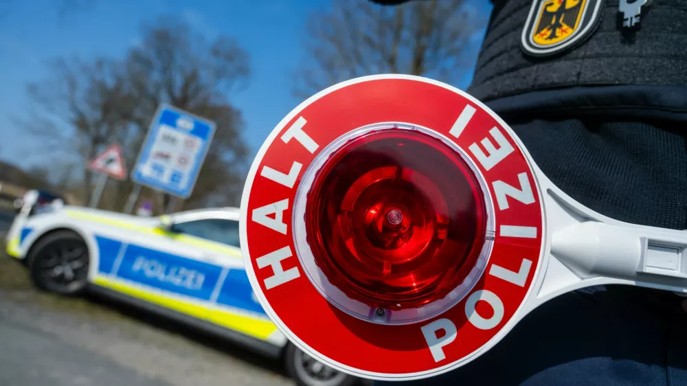 FILED - 21 March 2025, Mecklenburg-Western Pomerania, Garz: A federal police officer stands in the border area of the EU internal border with Poland on the island of Usedom. Poland's embassy in Berlin has raised concerns over plans by Germany's incoming conservative-led government to tighten border controls, warning such measures could harm cross-border traffic and the functioning of the EU's internal market. Photo: Stefan Sauer/dpa