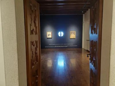 Stanjel, Grad Stanjel.Razstava Telesa pokrajin slikarja in grafika Zorana Musica (1909-2025), ki jo je za Evropsko prestolnico kulture kurirala Nelida Nemec.