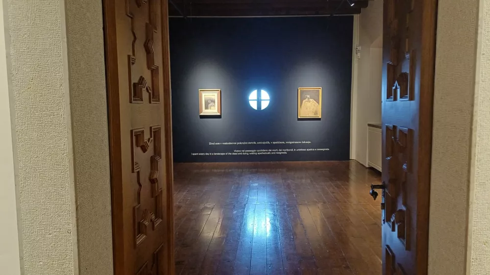 Stanjel, Grad Stanjel.Razstava Telesa pokrajin slikarja in grafika Zorana Musica (1909-2025), ki jo je za Evropsko prestolnico kulture kurirala Nelida Nemec.