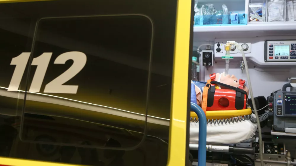 simbolična fotografija - nujna medicinska pomoč - re&scaron;evalno vozilo - re&scaron;ilec- 25.09.2018 - Kirur&scaron;ka klinika UKC Ljubljana - Urgentni kirur&scaron;ki blok - urgenca - reanimacijski prostor &ndash; ogled simulacije na mestu dejanskega sprejema politravmnatiziranega po&scaron;kodovanca //FOTO: Luka Cjuha.