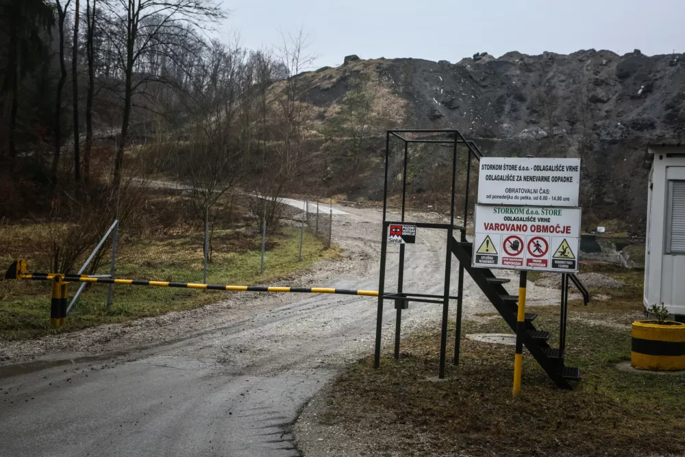 - odlagali&scaron;če odpadkov Vrhe na opu&scaron;čenem peskokopu med zaselkoma Zgornje Vrhe in Kresnike v upravljanju podjetja Storkom &Scaron;tore -  - 11.01.2018 &ndash; Bukovžlak. - odlagali&scaron;če nenevarnih odpadkov s katerim upravlja Cinkarna Celje   //FOTO: Luka Cjuha.