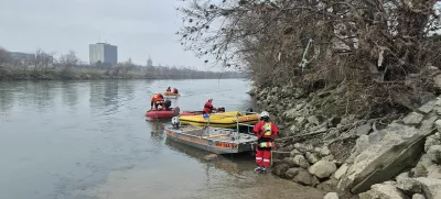 Reševalne službe že peti dan v ledeno mrzli Savi iščejo kakršnokoli sled za triletno deklico, ki naj bi jol v sredo v reko vrgla njena mama. 