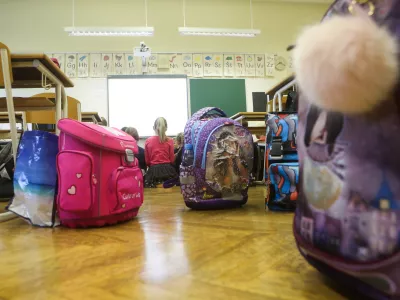 - simbolična fotografija - &scaron;olske potreb&scaron;čine - &scaron;olska torba  - 03.09.2018 - Prvi &scaron;olski dan v novem &scaron;olskem letu 2018/19 &ndash; novo &scaron;olsko leto za 184.169 osnovno&scaron;olcev od tega je prvič &scaron;olski prag prestopilo 21.850 prvo&scaron;olcev - osnovno&scaron;olci - &scaron;olstvo - &scaron;ola //FOTO: Bojan Velikonja