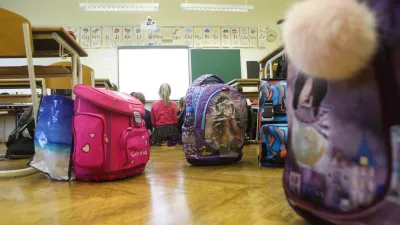 - simbolična fotografija - &scaron;olske potreb&scaron;čine - &scaron;olska torba  - 03.09.2018 - Prvi &scaron;olski dan v novem &scaron;olskem letu 2018/19 &ndash; novo &scaron;olsko leto za 184.169 osnovno&scaron;olcev od tega je prvič &scaron;olski prag prestopilo 21.850 prvo&scaron;olcev - osnovno&scaron;olci - &scaron;olstvo - &scaron;ola //FOTO: Bojan Velikonja