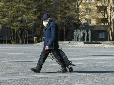  ukrep obvezna uporaba začitnih mask v zaprtih javnih prostorih  začitne maske - upokojenec- 02.04.2020 - Koronavirus COVID-19 v Sloveniji - epidemija  poostreni ukrepi vlade za preprečevanje irjenja okub s koronavirusom - ustavljeno javno in druabno ivljenje  samoizolacija //FOTO: Luka Cjuha.