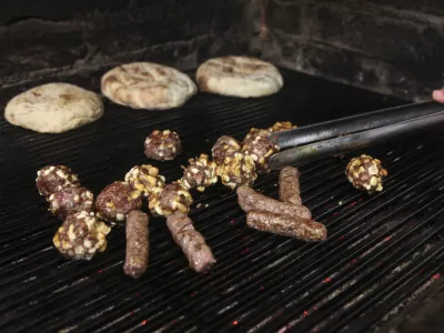 - 07.12.2015 - Gostilna Dubočica - Zalo&scaron;ka cesta 31 v Ljubljani - specialitete srbske kuhinje - jedi iz žara - ro&scaron;tilj - žar - čevapčiči - Leskovački u&scaron;tipci - lepinja //FOTO: Luka Cjuha.