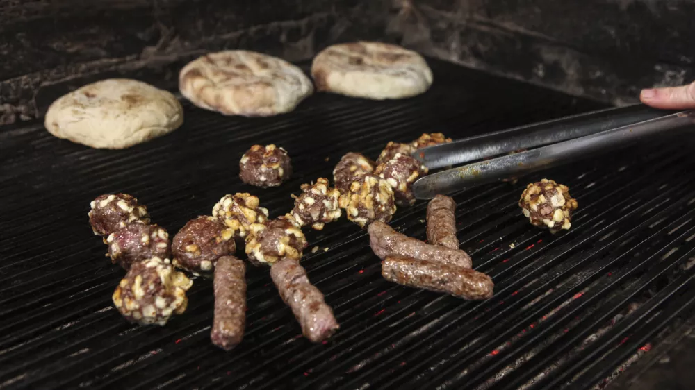 - 07.12.2015 - Gostilna Dubočica - Zalo&scaron;ka cesta 31 v Ljubljani - specialitete srbske kuhinje - jedi iz žara - ro&scaron;tilj - žar - čevapčiči - Leskovački u&scaron;tipci - lepinja //FOTO: Luka Cjuha.