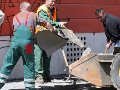 &Scaron;tevilni fizični delavci, starej&scaron;i od 50 let, imajo uničeno zdravje in so praktično nezaposljivi, opozarjajo v Delavski svetovalnici. Fotografija je simbolična. Foto: Luka Cjuha&nbsp;