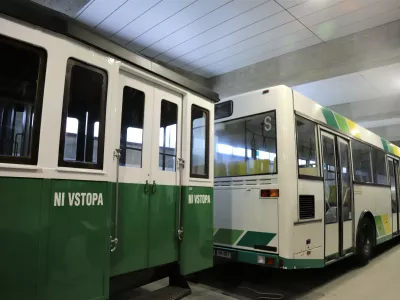 Ljubljanski tramvaj je le &scaron;e muzejski eksponat, saj bi bila vnovična uvedba tega prevoznega sredstva predraga in preveč zamudna.