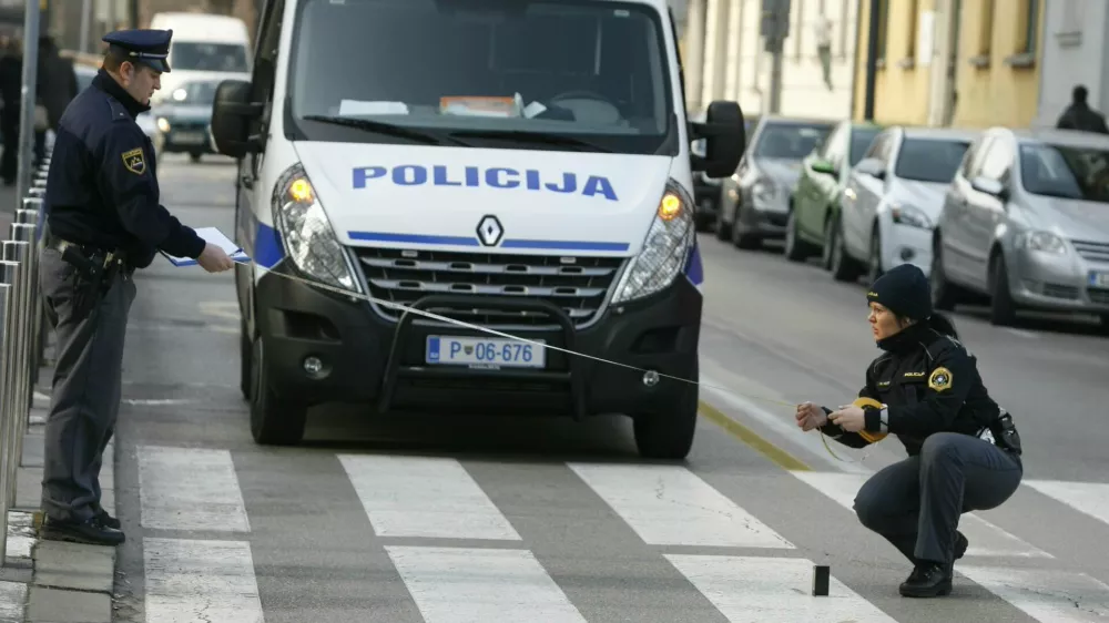 - prometna nesreča - Dalmatinova ulica - objestni mladenič je na prehodu za pe&scaron;ce pri Metalki v sredi&scaron;ču Ljubljane silovito trčil v 25-letno pe&scaron;ko, ki je pravilno prečkala cesto. Žrtev predrznega voznika je s hudimi po&scaron;kodbami končala v kliničnem centru, policija - meritev//FOTO: Bojan Velikonja