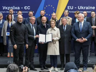 European Union High Representative for Foreign Affairs and Security Policy Kaja Kallas, Ukrainian Prime Minister Denys Shmyhal, Ukraine's Minister of Foreign Affairs Andrii Sybiha and France's Minister for Europe and Foreign Affairs Jean-Noel Barrot pose for a picture after a signing ceremony during Ukraine-EU meeting, amid Russia's attack on Ukraine, in Lviv, Ukraine May 9, 2025. REUTERS/Roman Baluk